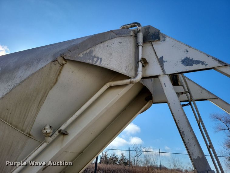 image for item NB9850 1983 Fruehauf HAB-F3-J1300 pneumatic dry bulk trailer