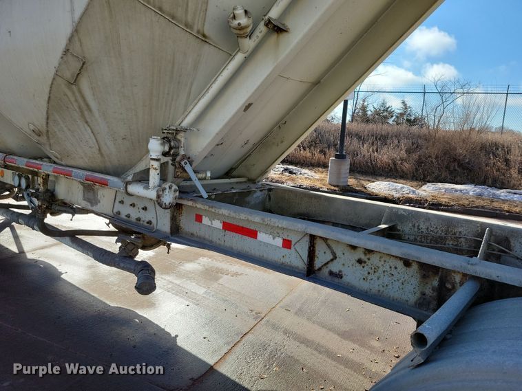 image for item NB9850 1983 Fruehauf HAB-F3-J1300 pneumatic dry bulk trailer