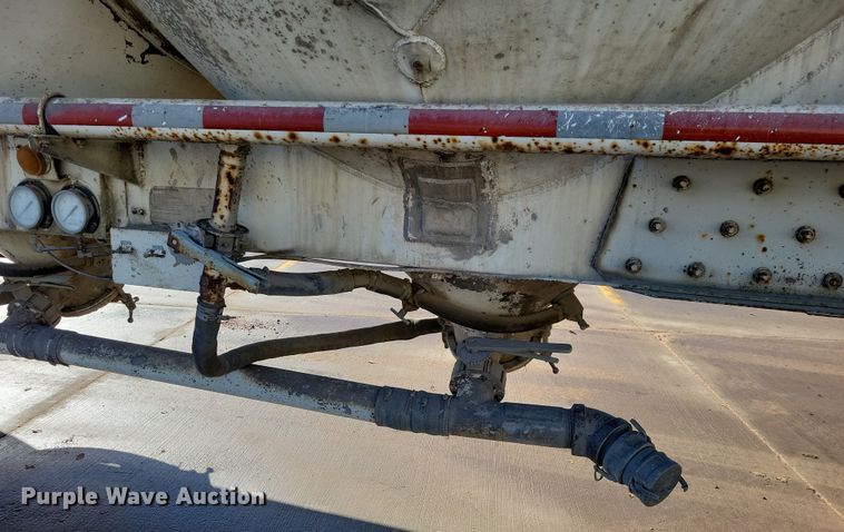 image for item NB9850 1983 Fruehauf HAB-F3-J1300 pneumatic dry bulk trailer