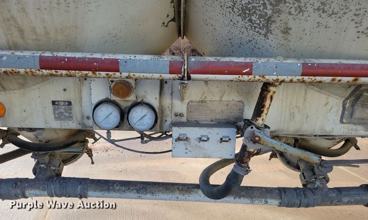 image for item NB9850 1983 Fruehauf HAB-F3-J1300 pneumatic dry bulk trailer