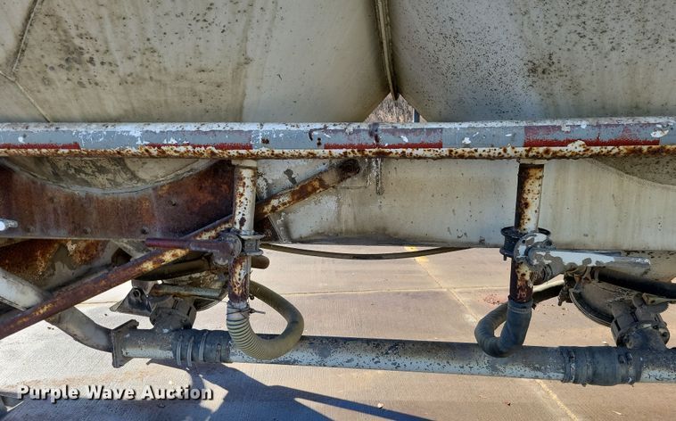 image for item NB9850 1983 Fruehauf HAB-F3-J1300 pneumatic dry bulk trailer