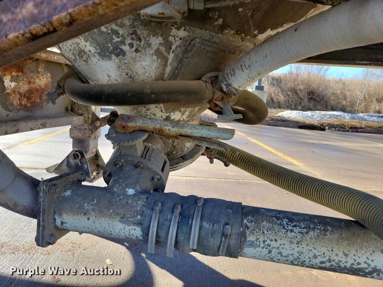 image for item NB9850 1983 Fruehauf HAB-F3-J1300 pneumatic dry bulk trailer