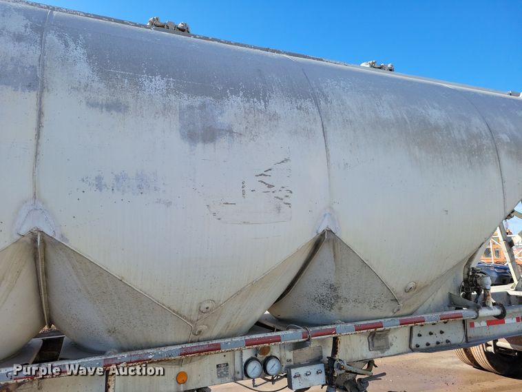 image for item NB9850 1983 Fruehauf HAB-F3-J1300 pneumatic dry bulk trailer