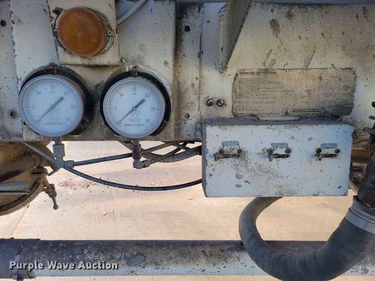 image for item NB9850 1983 Fruehauf HAB-F3-J1300 pneumatic dry bulk trailer