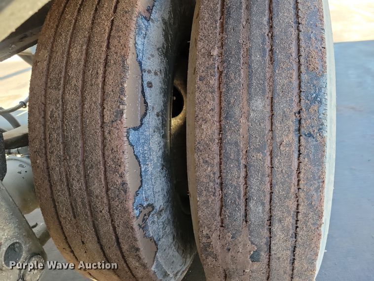 image for item NB9850 1983 Fruehauf HAB-F3-J1300 pneumatic dry bulk trailer