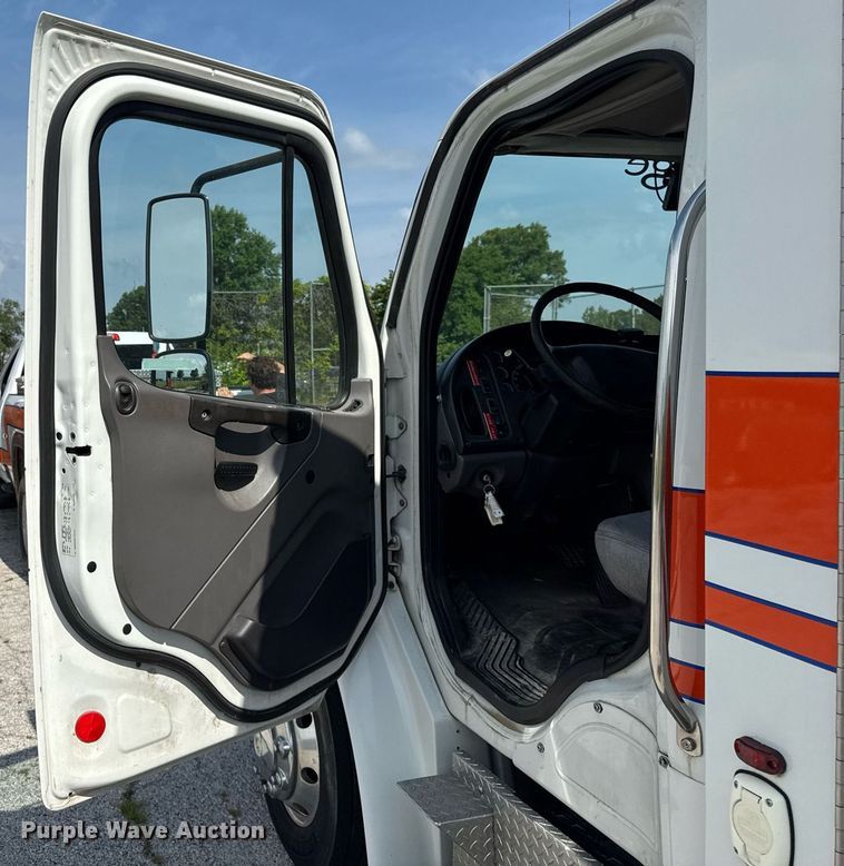 image for item DI9765 2010 Freightliner Business Class M2 ambulance