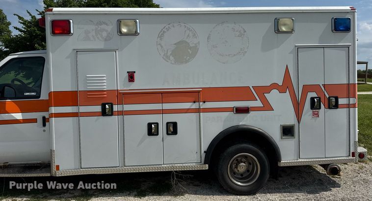 image for item DI9816 2006 Ford E450 Super Duty ambulance