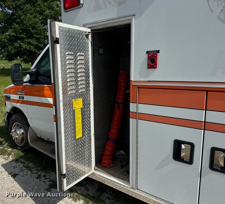 image for item DI9816 2006 Ford E450 Super Duty ambulance