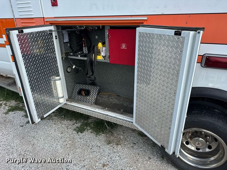image for item DI9816 2006 Ford E450 Super Duty ambulance