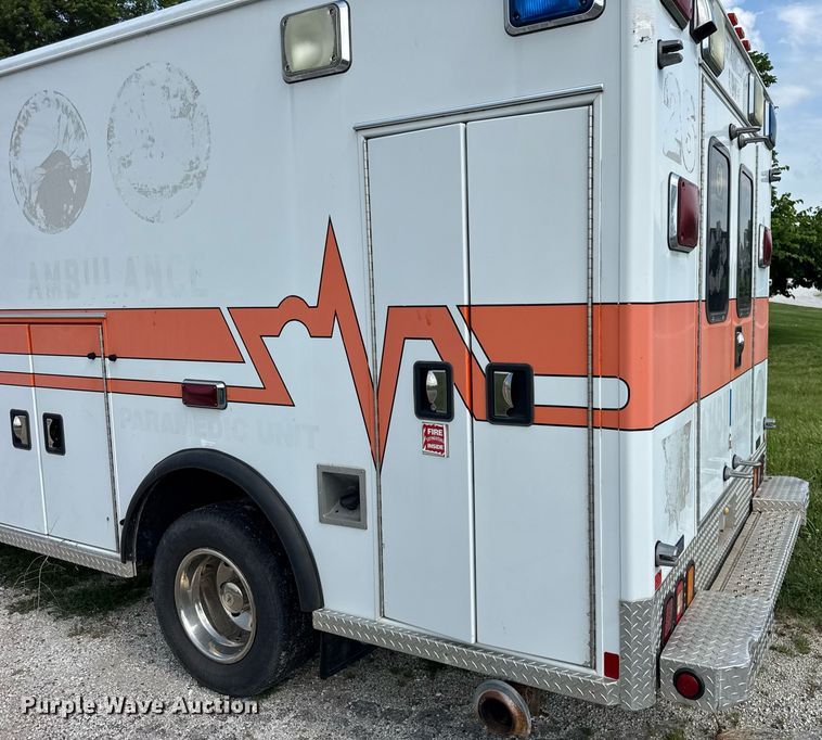 image for item DI9816 2006 Ford E450 Super Duty ambulance