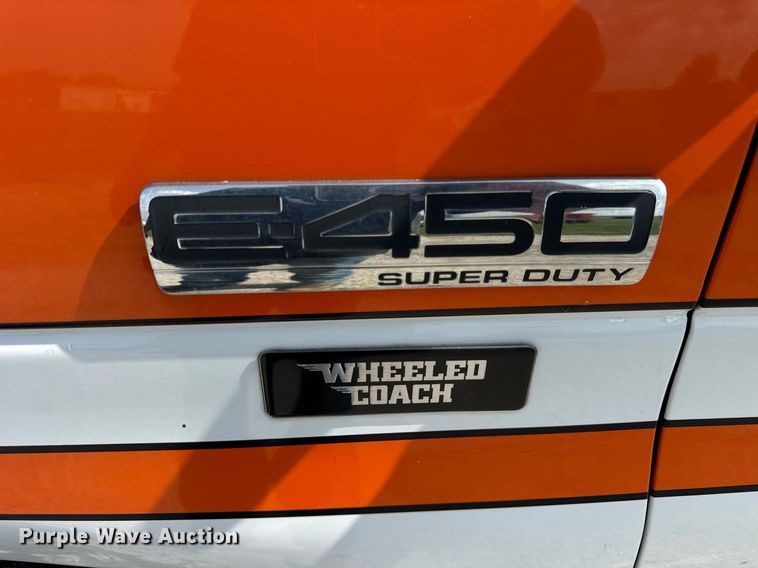 image for item DI9816 2006 Ford E450 Super Duty ambulance