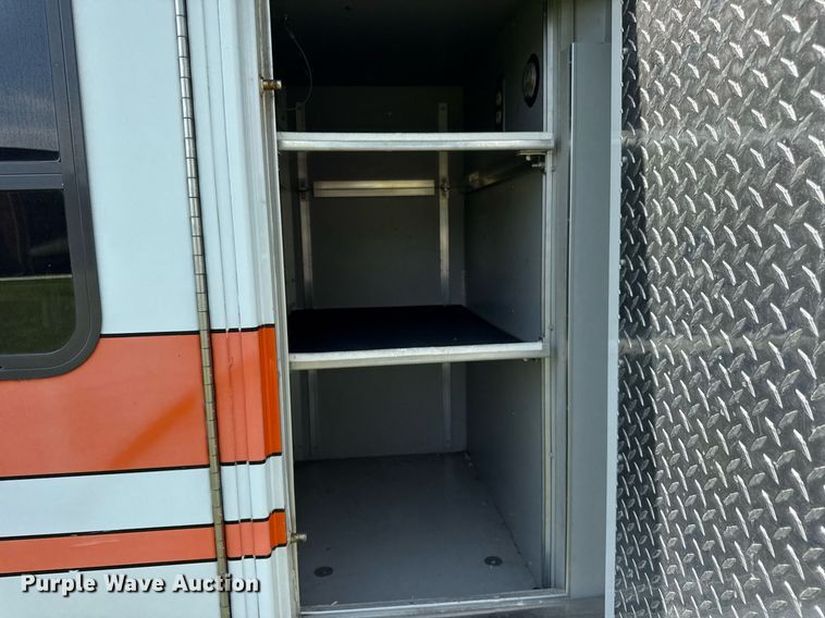 image for item DI9816 2006 Ford E450 Super Duty ambulance