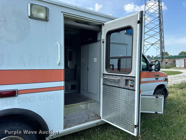 image for item DI9816 2006 Ford E450 Super Duty ambulance