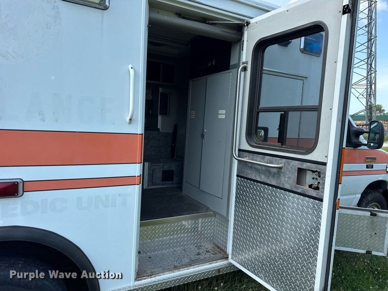 image for item DI9816 2006 Ford E450 Super Duty ambulance