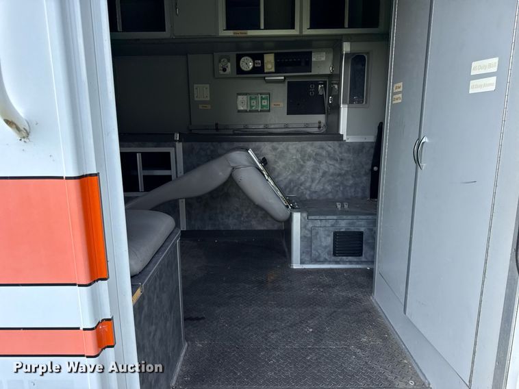 image for item DI9816 2006 Ford E450 Super Duty ambulance