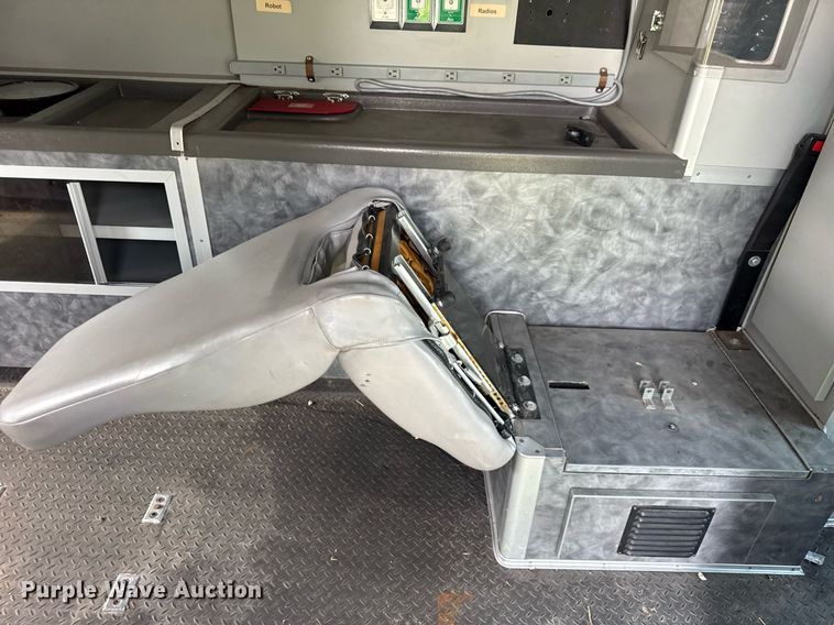 image for item DI9816 2006 Ford E450 Super Duty ambulance