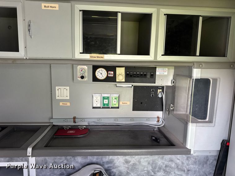 image for item DI9816 2006 Ford E450 Super Duty ambulance