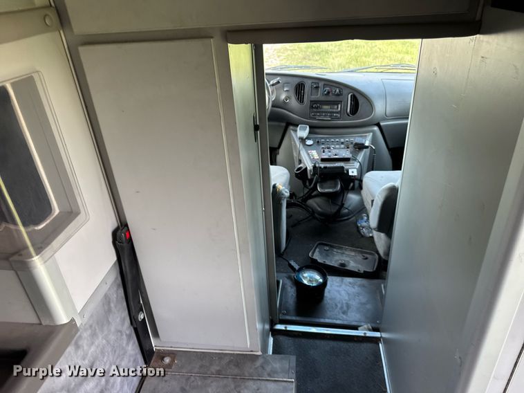 image for item DI9816 2006 Ford E450 Super Duty ambulance