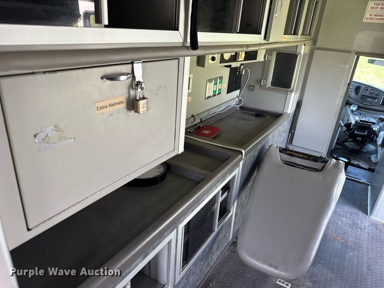 image for item DI9816 2006 Ford E450 Super Duty ambulance