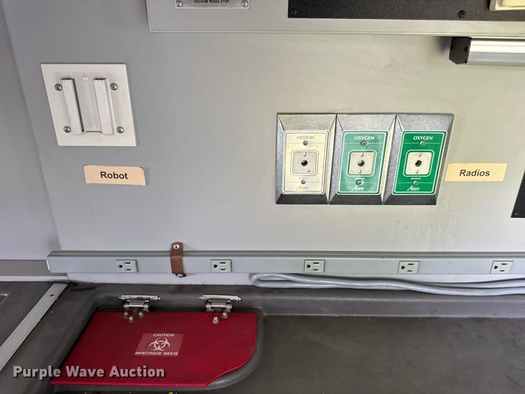 image for item DI9816 2006 Ford E450 Super Duty ambulance