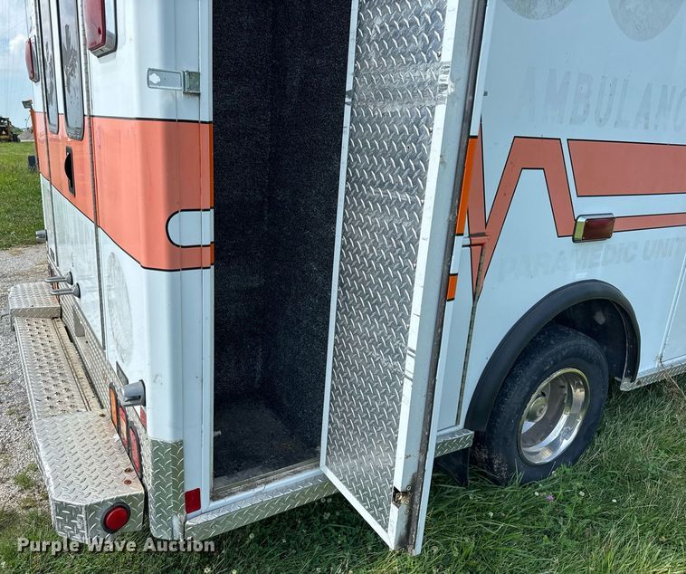 image for item DI9816 2006 Ford E450 Super Duty ambulance