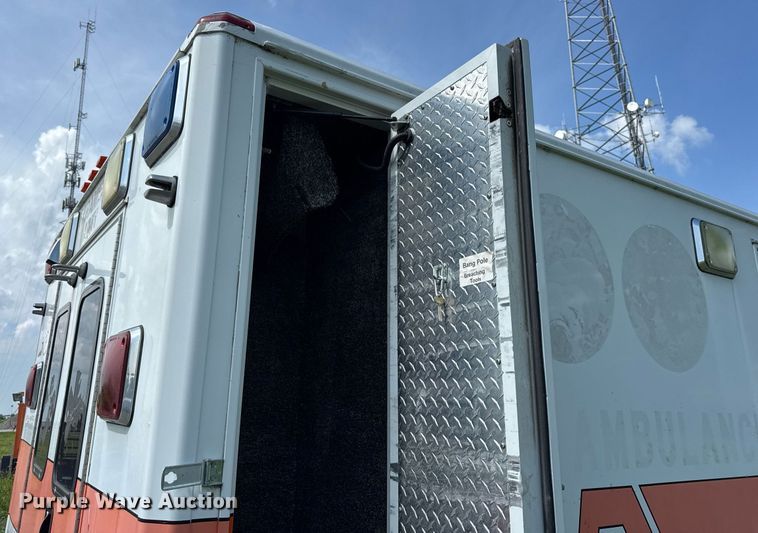 image for item DI9816 2006 Ford E450 Super Duty ambulance