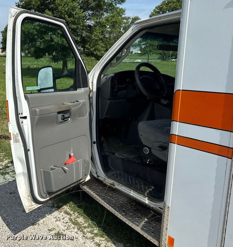 image for item DI9816 2006 Ford E450 Super Duty ambulance