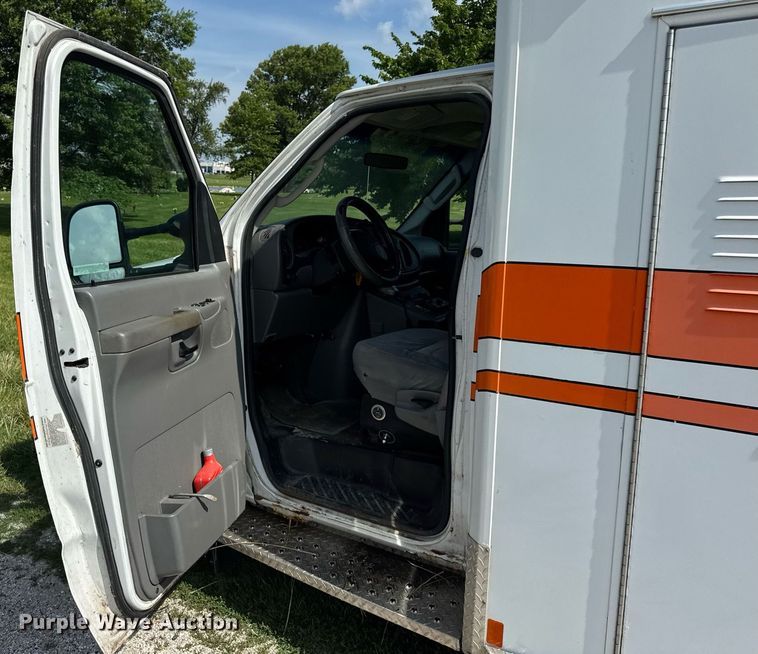 image for item DI9816 2006 Ford E450 Super Duty ambulance