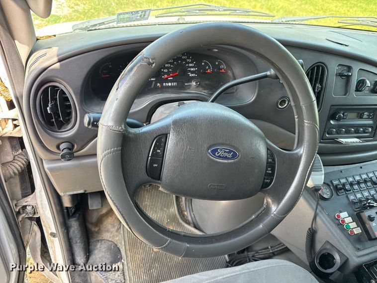 image for item DI9816 2006 Ford E450 Super Duty ambulance