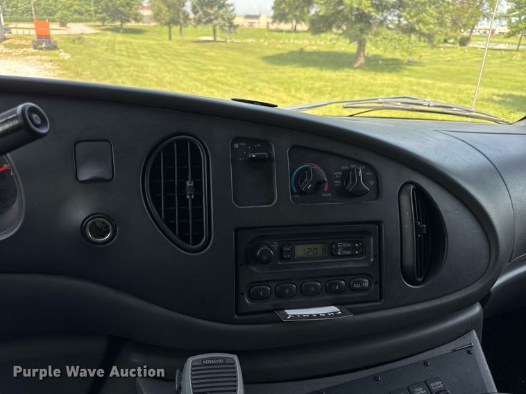 image for item DI9816 2006 Ford E450 Super Duty ambulance