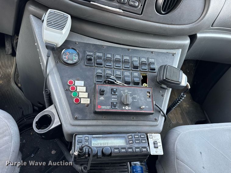 image for item DI9816 2006 Ford E450 Super Duty ambulance