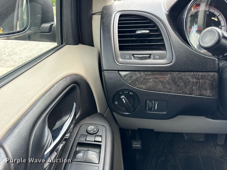 image for item DI9910 2011 Dodge Grand Caravan van