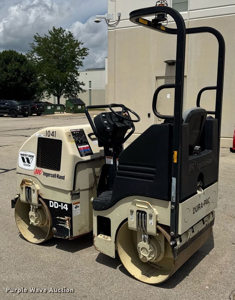 image for item DI9952 Ingersoll Rand DD14 double drum vibratory roller