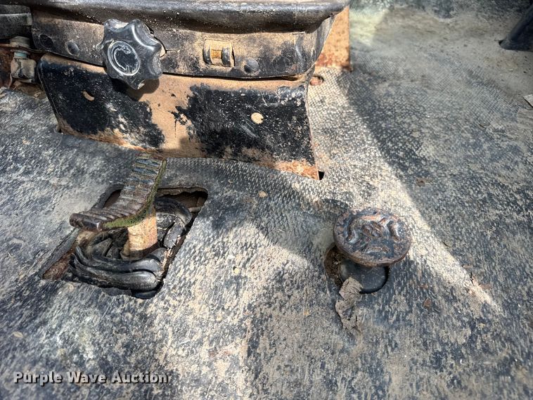 image for item DJ9680 1991 John Deere 410C backhoe