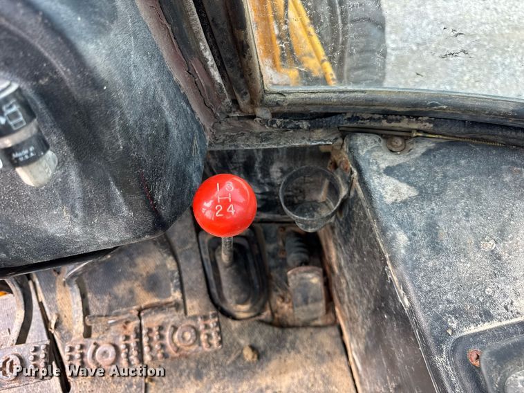 image for item DJ9680 1991 John Deere 410C backhoe