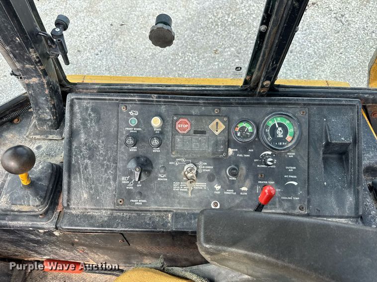 image for item DJ9680 1991 John Deere 410C backhoe