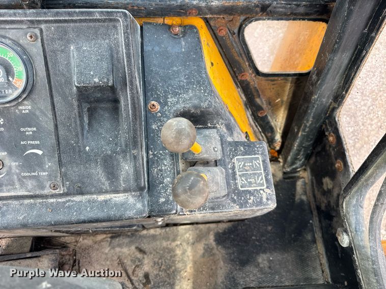 image for item DJ9680 1991 John Deere 410C backhoe