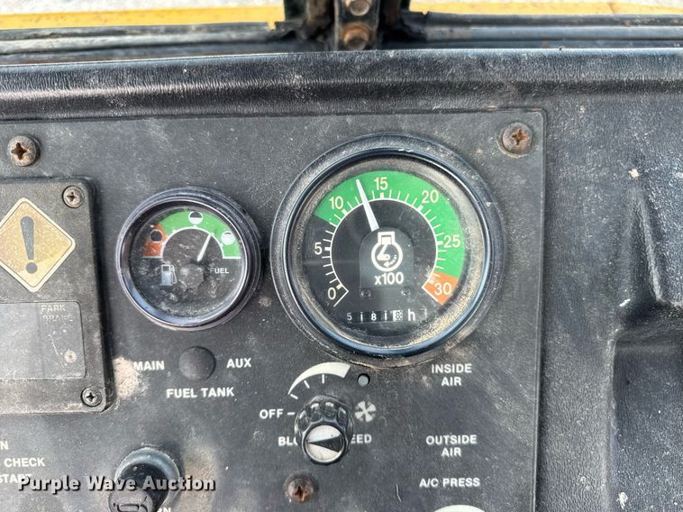 image for item DJ9680 1991 John Deere 410C backhoe