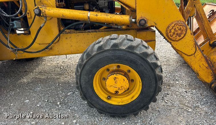 image for item DJ9680 1991 John Deere 410C backhoe
