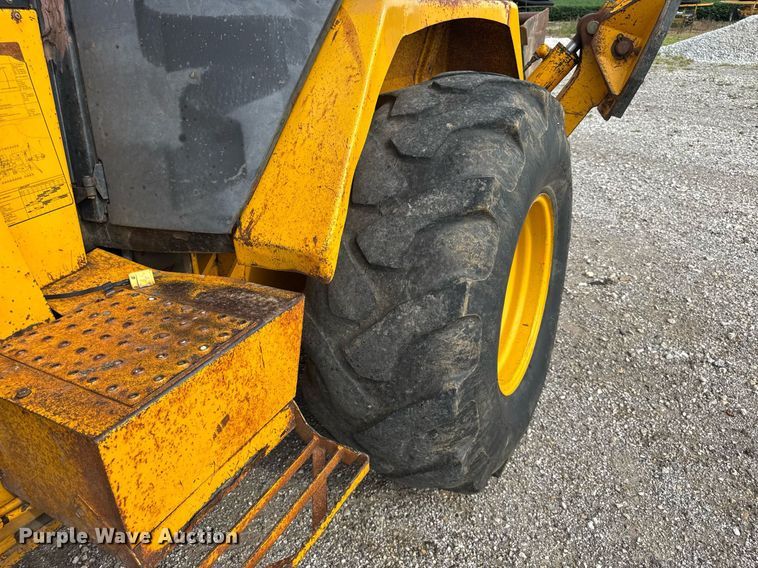 image for item DJ9680 1991 John Deere 410C backhoe