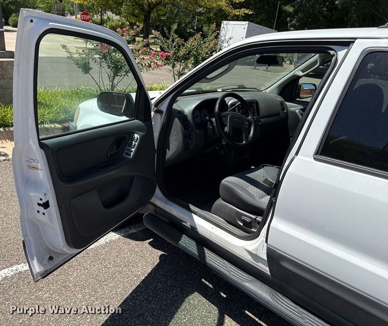 image for item DO7183 2004 Ford Escape SUV