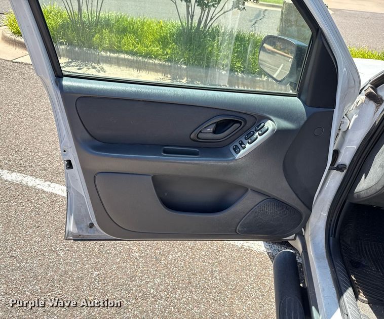 image for item DO7183 2004 Ford Escape SUV