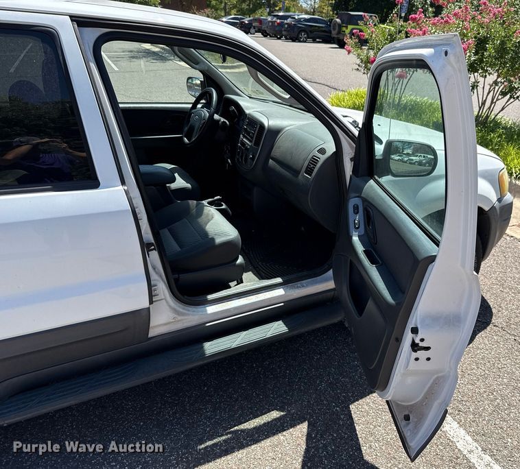 image for item DO7183 2004 Ford Escape SUV