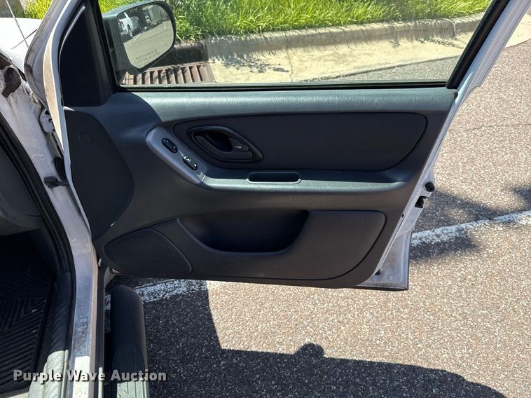 image for item DO7183 2004 Ford Escape SUV