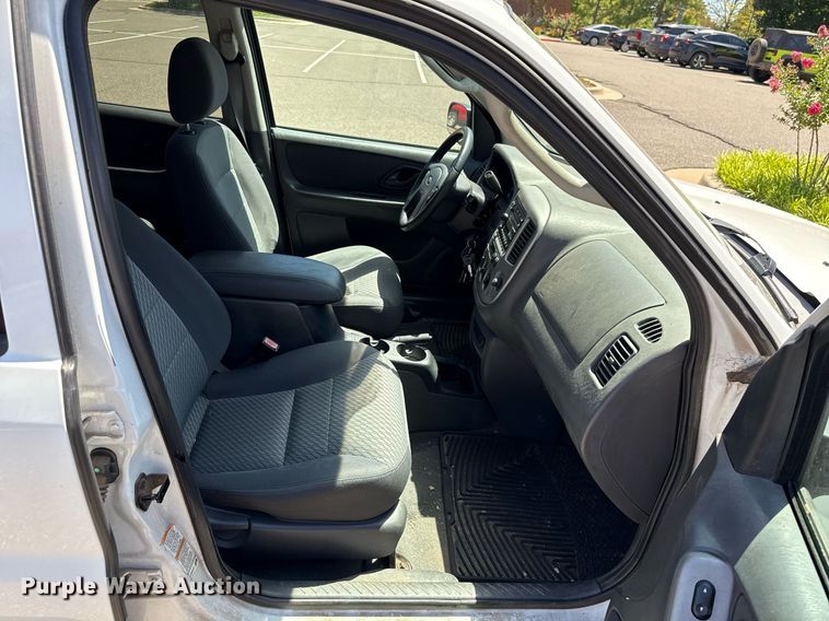 image for item DO7183 2004 Ford Escape SUV