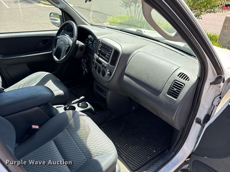 image for item DO7183 2004 Ford Escape SUV