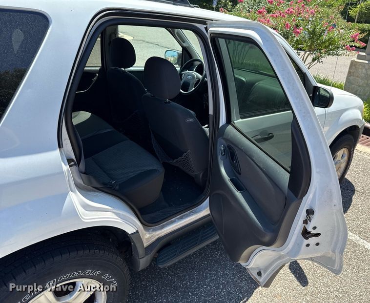 image for item DO7183 2004 Ford Escape SUV