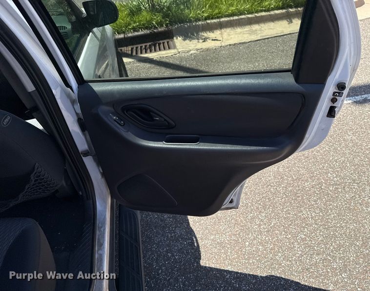 image for item DO7183 2004 Ford Escape SUV