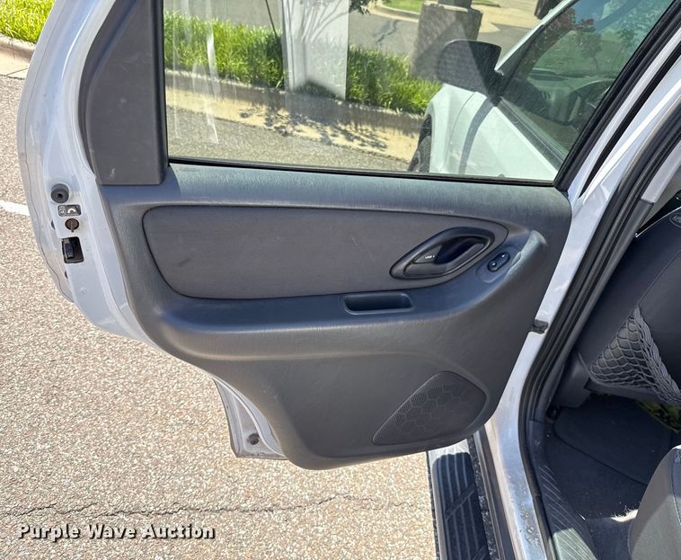 image for item DO7183 2004 Ford Escape SUV