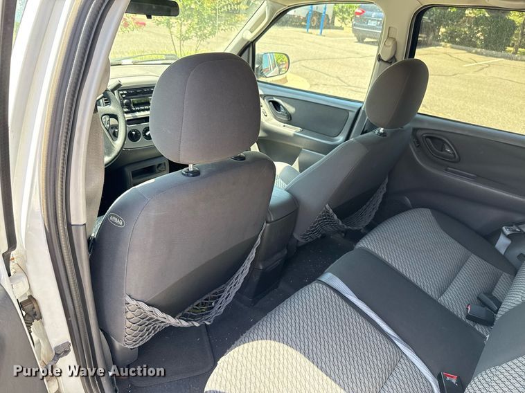 image for item DO7183 2004 Ford Escape SUV